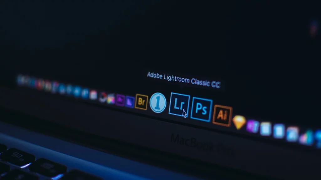 Makroaufnahme der Dock-Symbolleiste eines MacBook Pro mit Fokus auf das Icon von Adobe Lightroom Classic CC, um die Bedeutung des Lernens von Adobe-Software zu unterstreichen.
