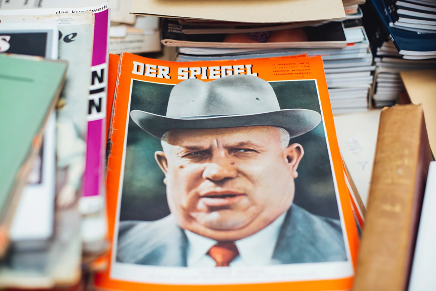 Alte Ausgabe des Magazins "DER SPIEGEL" mit einem Portrait von Benito Mussolini auf dem Cover, umgeben von anderen Büchern.
