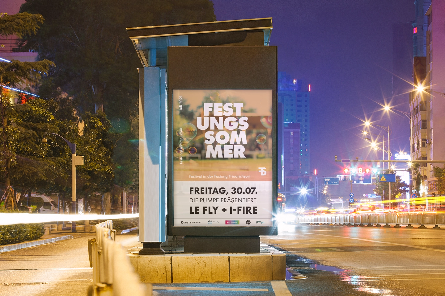 Plakat des Festungssommer Events an einer beleuchteten Straße bei Nacht im Rahmen des Corporate-Design für Festivals