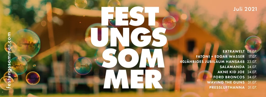 Ein farbenfrohes Event-Poster für das "Festungssommer"-Festival im Juli 2021, mit Seifenblasen im Vordergrund und einer Liste von Musikacts.