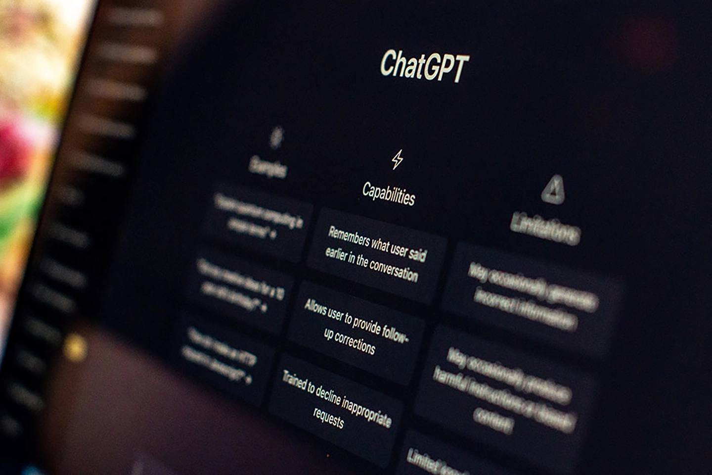 Computerbildschirm mit der Überschrift "ChatGPT" und einer Liste von Fähigkeiten in einem User Interface.
