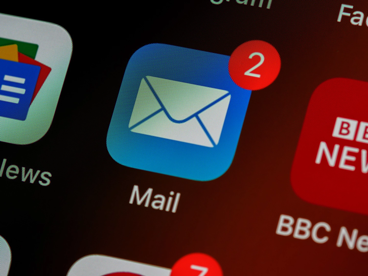 Mail-App-Icon mit zwei ungelesenen Nachrichten auf einem Smartphone-Bildschirm, repräsentativ für E-Mail-Kommunikation.