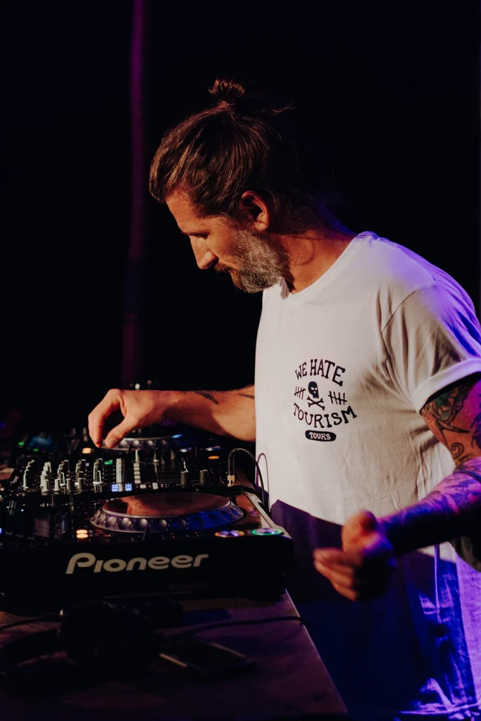 DJ konzentriert sich auf das Mischen von Tracks an einem Pioneer DJ-Mischpult beim Festungssommer Festival