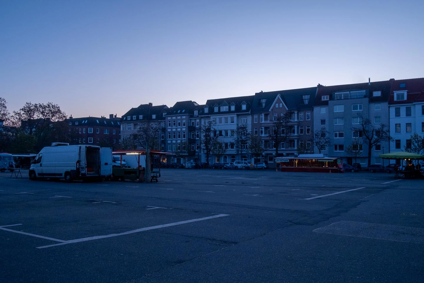 Reise- und Streetfotografie mit Fujifilm von Marktaufbau am Blücherplatz bei Sonnenaufgang