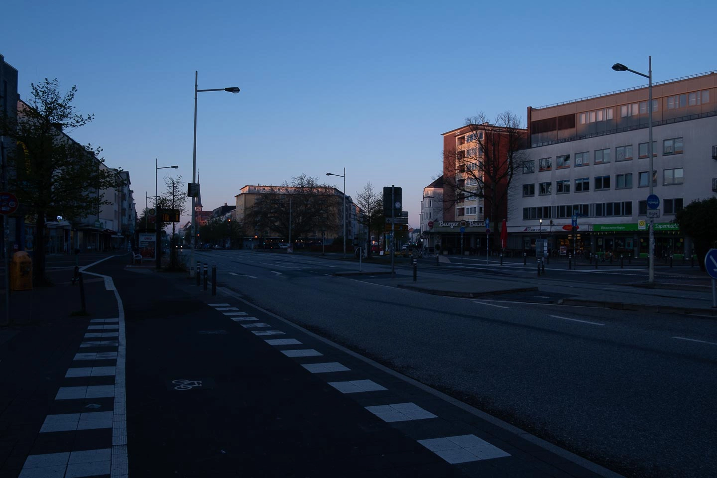 Streetfotografie von Holtenauerstraße bei Sonnenaufgang