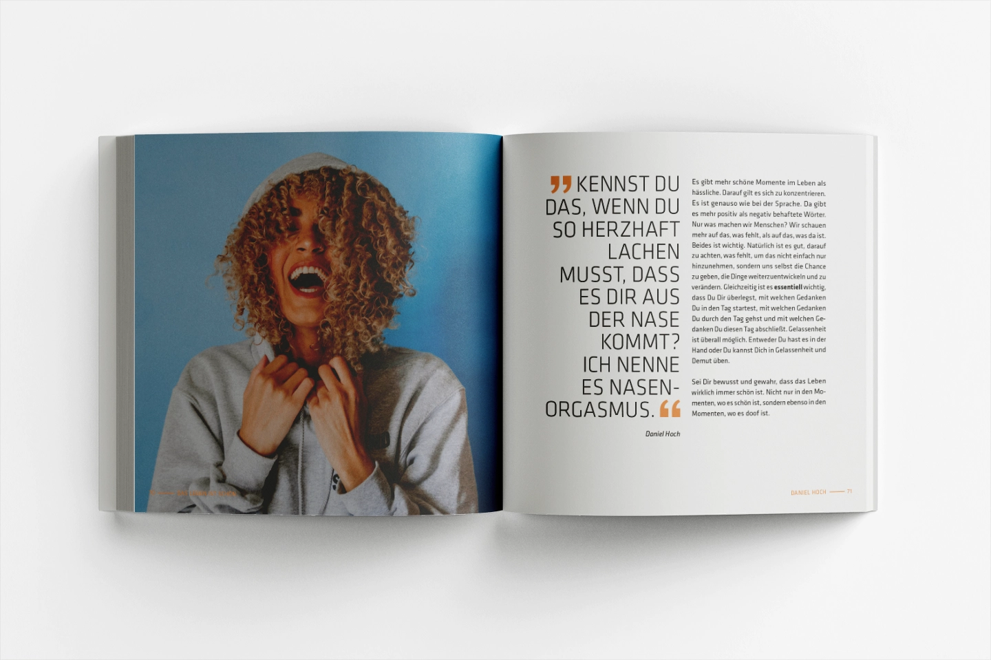 Aufgeschlagenes Buch mit einer lachenden Frau auf der linken Seite und einem inspirierenden Zitat von Daniel Hoch auf der rechten Seite als Beispiel für Buchgestaltung.
