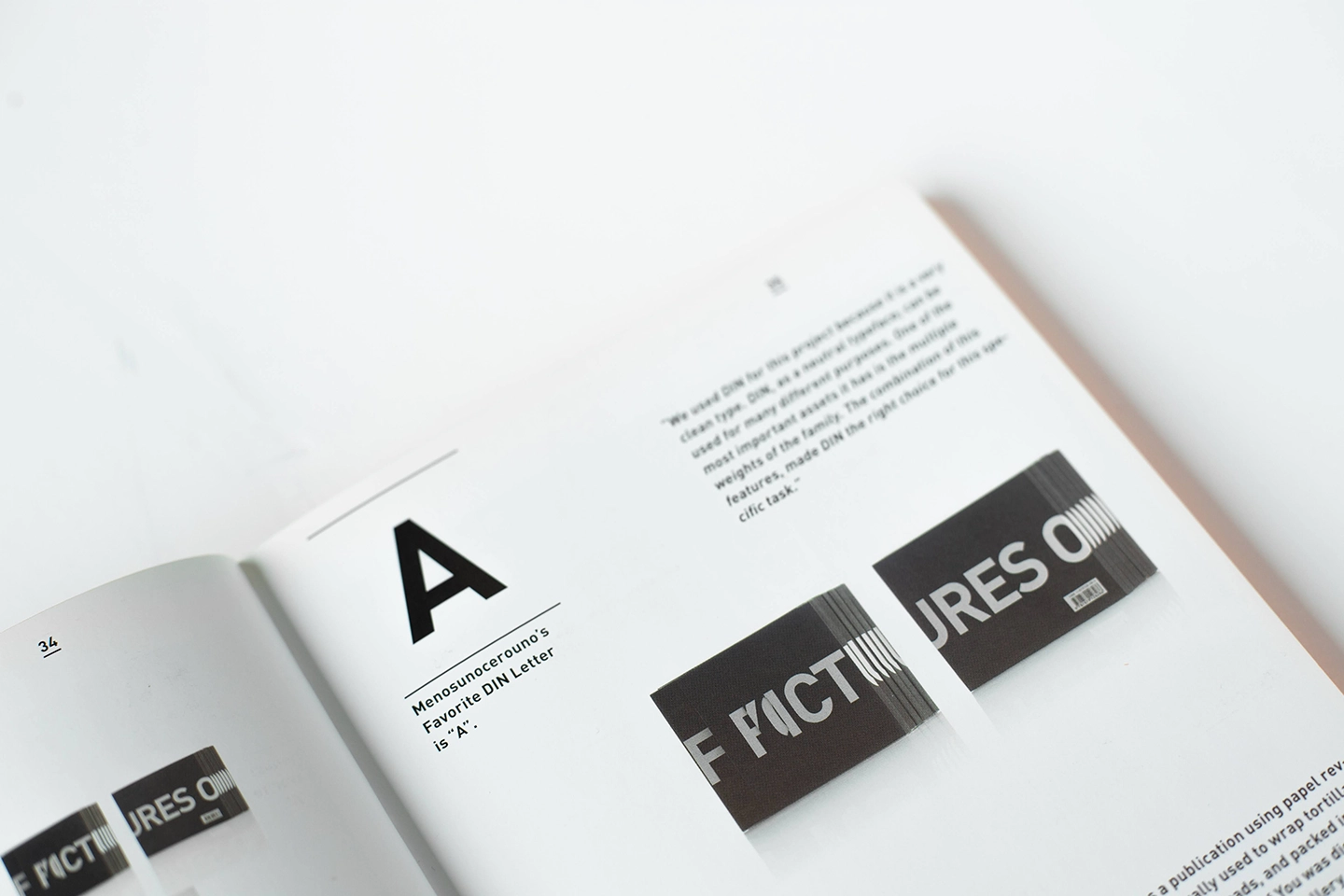 Geöffnetes Buch mit Fokus auf eine Seite, die ein großes schwarzes "A" und Text über Typografie zeigt.