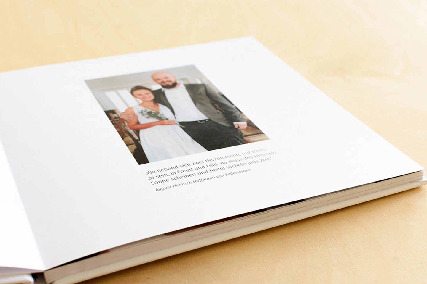 Innenseite aus Hochzeitsbuch zeigt junges Ehepaar und Zitatausschnitt als Beispiel für Typografie in der Gestaltung