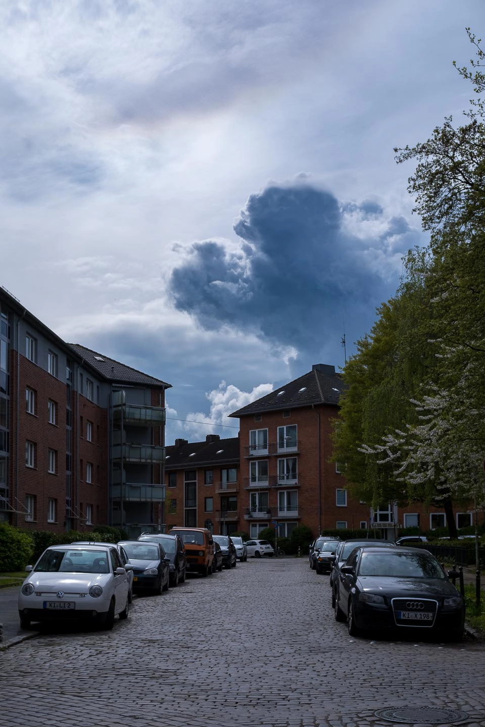 Streetfotografie von Gasse mit düsteren Wolken