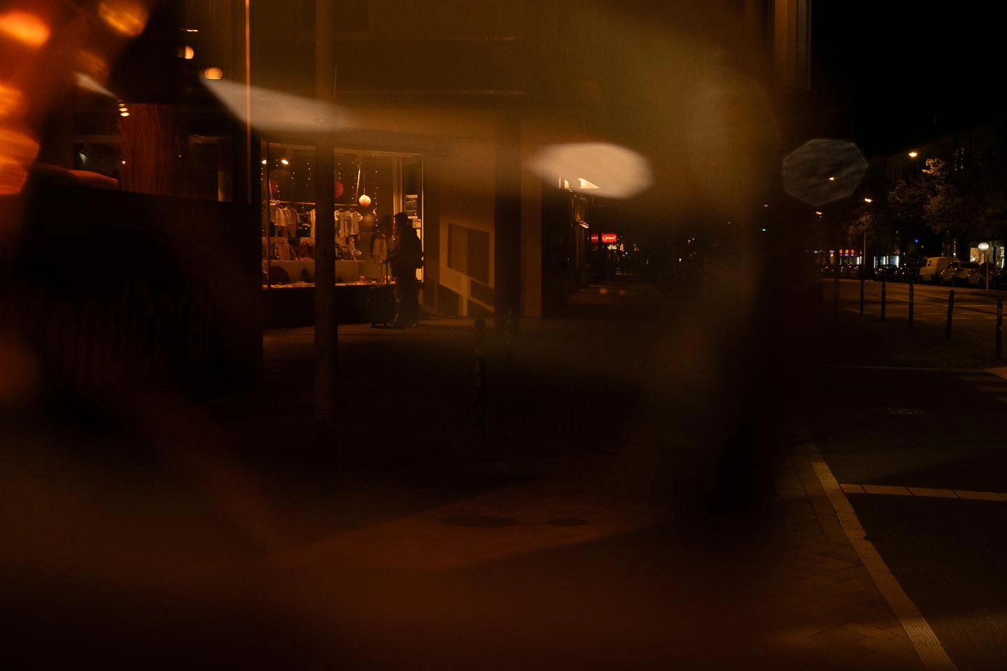 Streetfotografie bei Nacht, Schaufenster durch Sonnenbrille