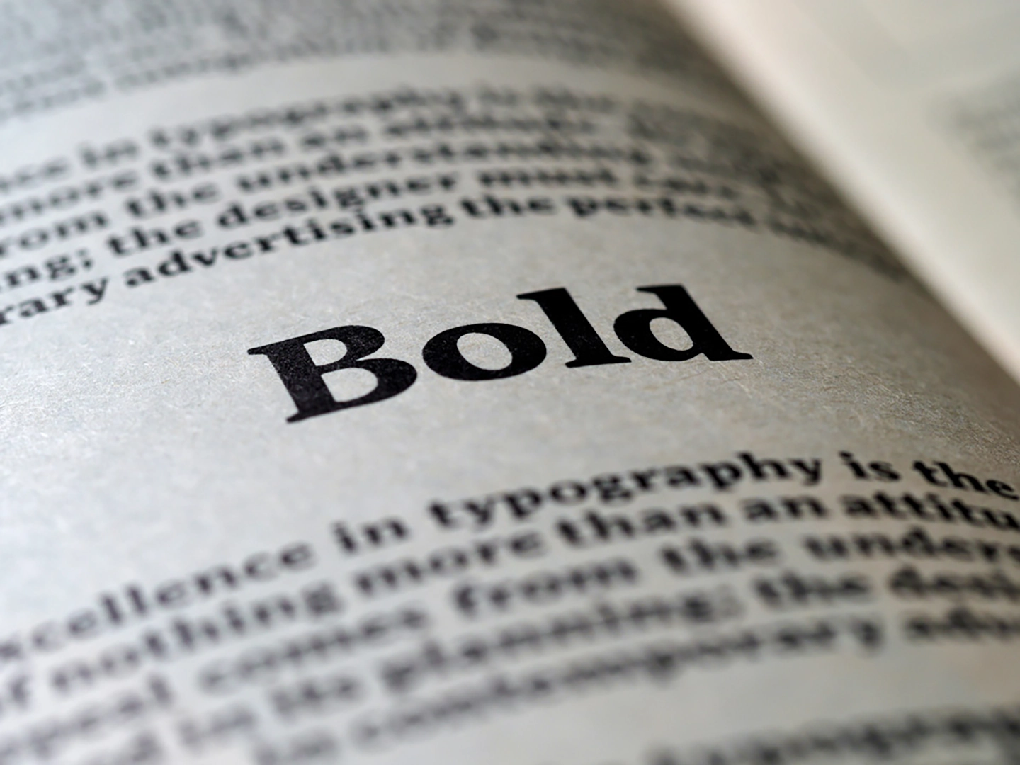 Seitenausschnitt mit dem Wort 'Bold' hervorgehoben in fetter Typografie.
